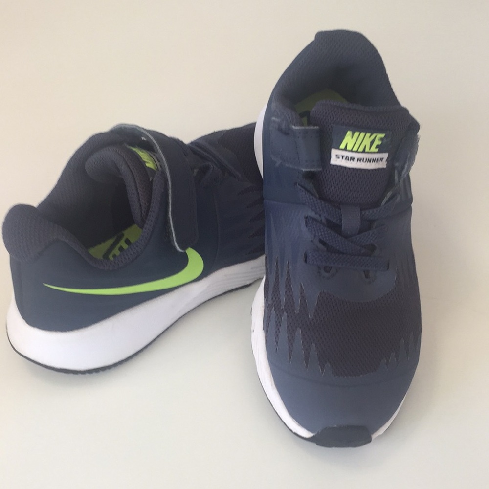 Nike Star Runner Sneaker